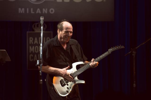 Adrian Belew (25)